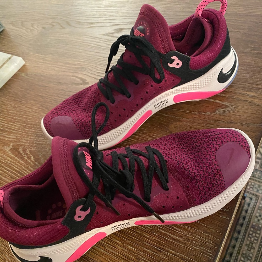Nike Women’s Size 8 Flyknit Joyride Edition